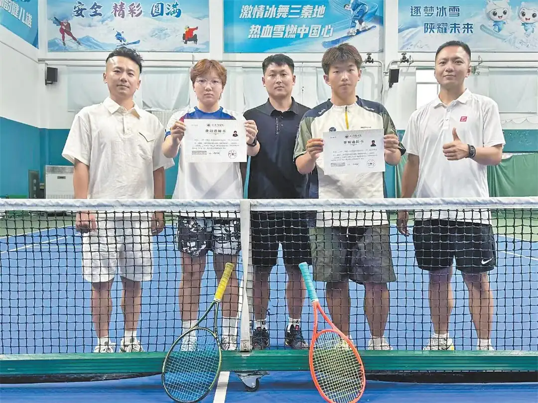 李子硕(右二)和常忻怡(左二)被武汉体育学院网球学院录取。庄晨阳摄