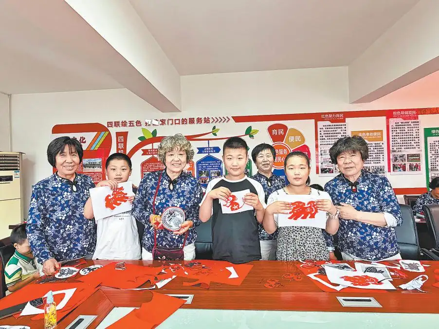 图为孩子们在老师的指导下创作的剪纸作品。通讯员白凌燕摄