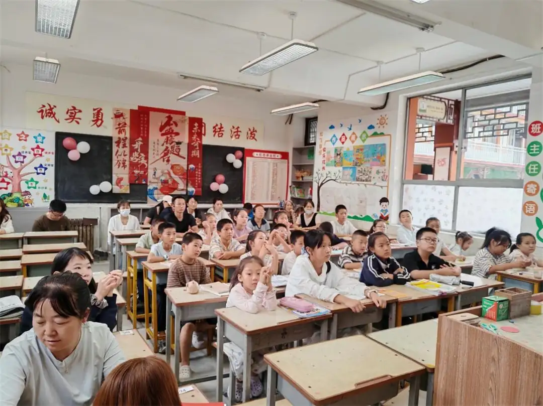 8月3日,榆阳区鼓楼街道普惠泉社区第9期暑期辅导班开班,首次入驻榆林二小,新增硬笔书法课,由专业老师免费授课。