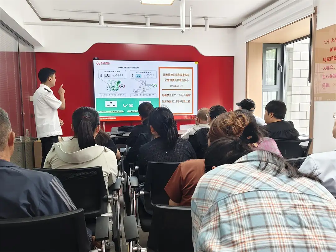近日,榆阳区崇文路街道寨城庄社区开展“人人讲安全 个个会应急”消防讲座,结合典型案例讲解家庭用火用电用气安全、初期火灾扑救及逃生知识。