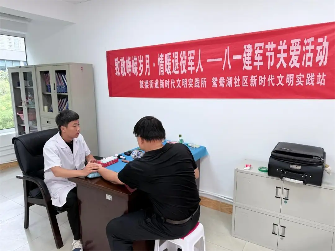 八一前夕,榆阳区鼓楼街道鸳鸯湖社区开展“致敬峥嵘岁月·情暖退役军人”活动,走访慰问优抚对象,送上节日祝福