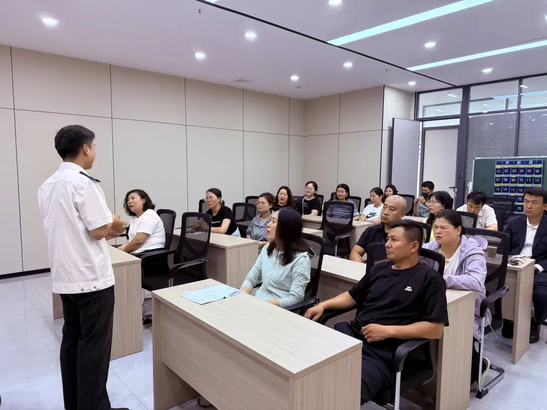 近日,榆阳区鼓楼街道环城北路社区开设家门口“安全小课堂”,结合火灾案例剖析楼道堆物、违规充电等隐患,讲解居家防火要点。