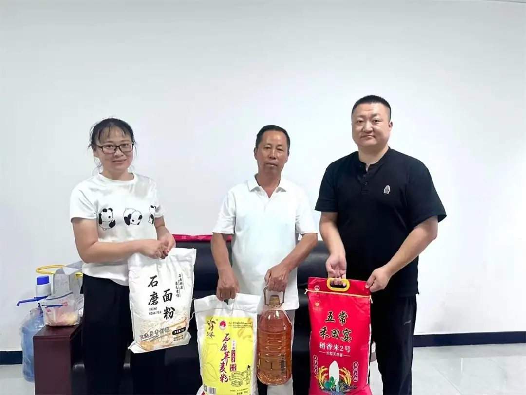 八一前夕,榆阳区鼓楼街道鸳鸯湖社区开展“致敬峥嵘岁月·情暖退役军人”活动,走访慰问优抚对象,送上节日祝福
