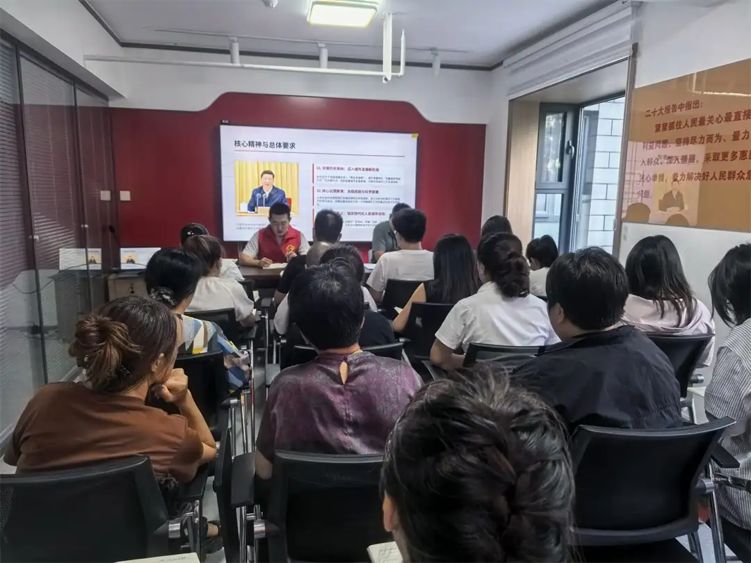 8月5日,榆阳区崇文路街道寨城庄社区组织学习中央城市工作会议精神,22名社区工作者、党员及居民代表参会。