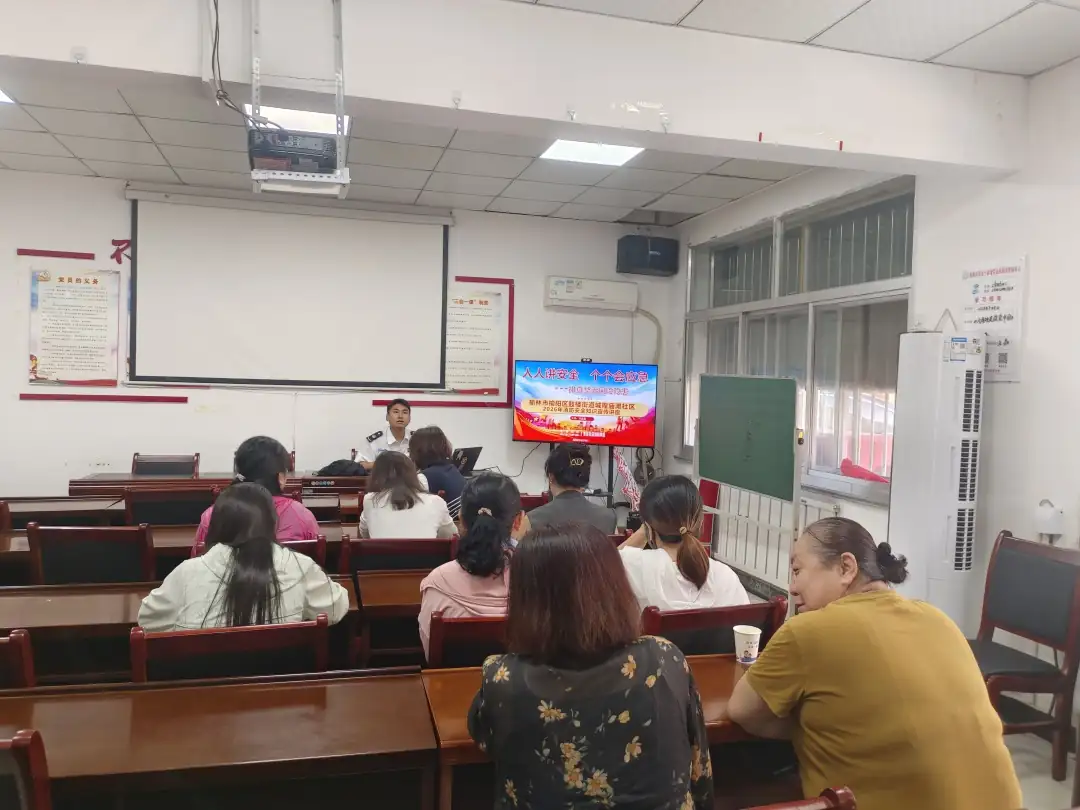 近日,榆阳区鼓楼街道城隍庙滩社区开展“人人讲安全、个个会应急”消防培训