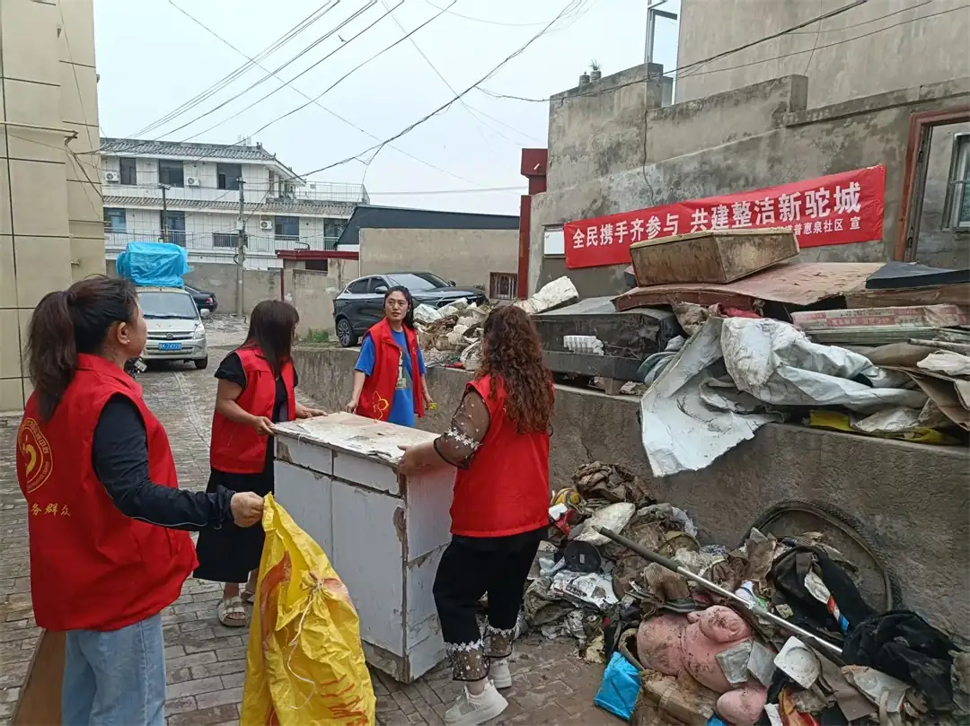 8月以来,榆阳区鼓楼街道普惠泉社区开展环境卫生集中整治