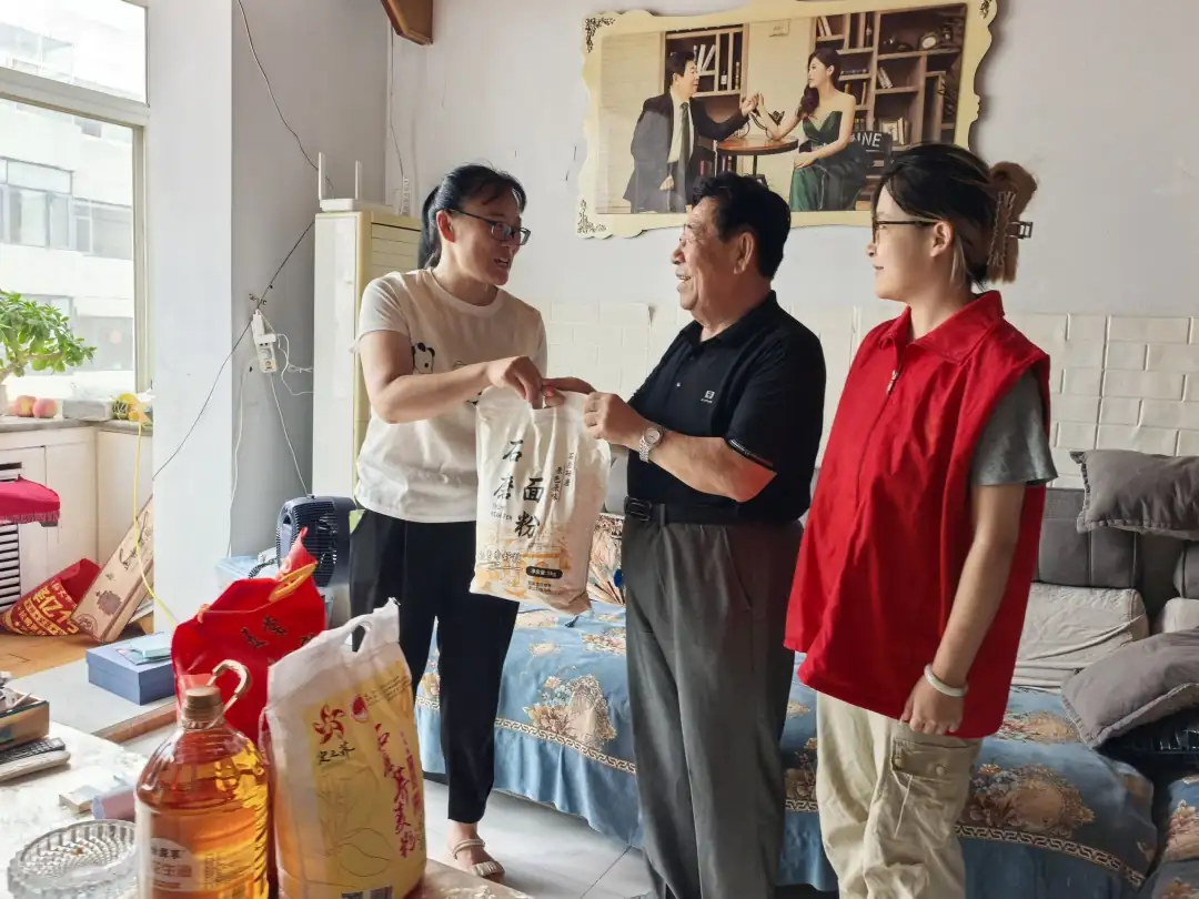 八一前夕,榆阳区鼓楼街道鸳鸯湖社区开展“致敬峥嵘岁月·情暖退役军人”活动,走访慰问优抚对象,送上节日祝福