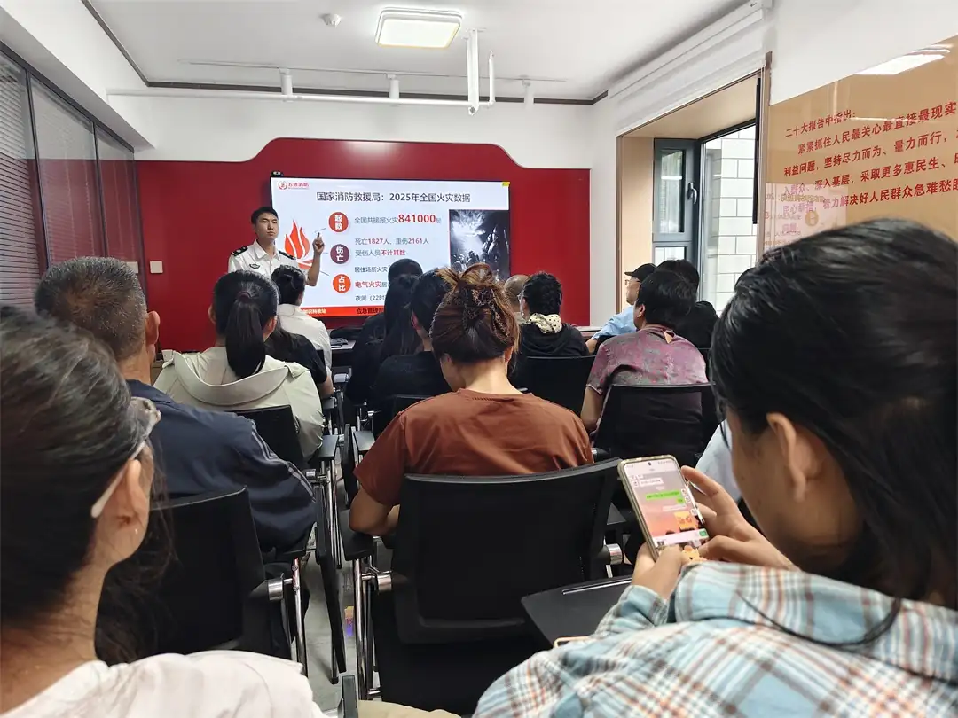 近日,榆阳区崇文路街道寨城庄社区开展“人人讲安全 个个会应急”消防讲座,结合典型案例讲解家庭用火用电用气安全、初期火灾扑救及逃生知识。
