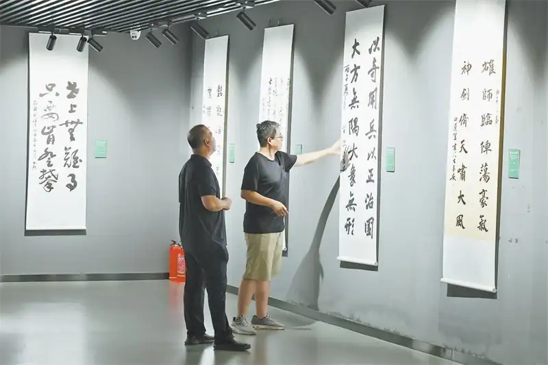 吸引书法爱好者观摩 马小媛摄