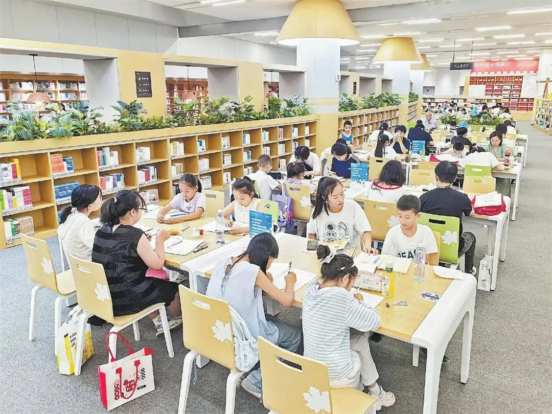 8月4日，家长和小朋友在榆林市图书馆少儿借阅区看书学习。郝彦丰摄