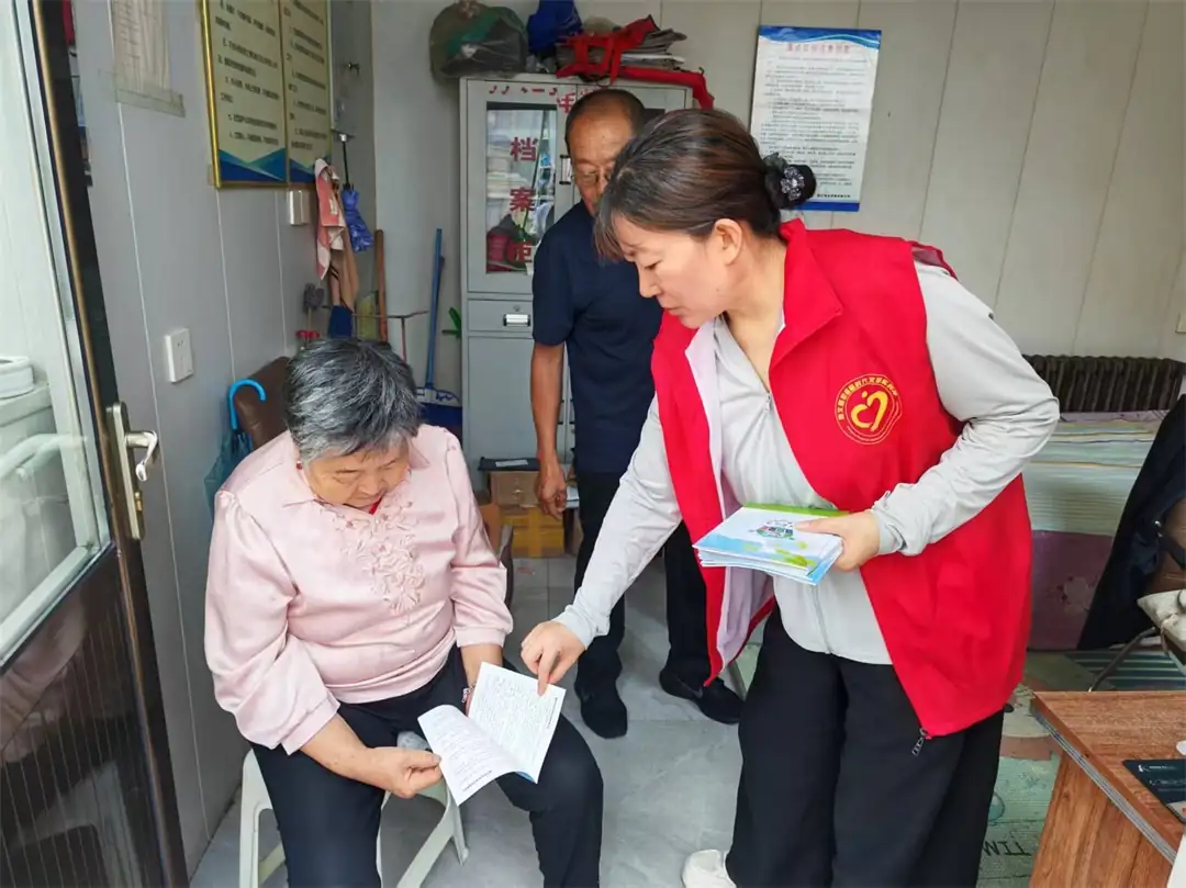 日前，榆阳区崇文路街道迎滨路社区依托“五级五长”机制，对辖区老旧院落、背街小巷等开展环境与安全隐患拉网式排查，建立整改台账，入户劝导居民清理杂物。