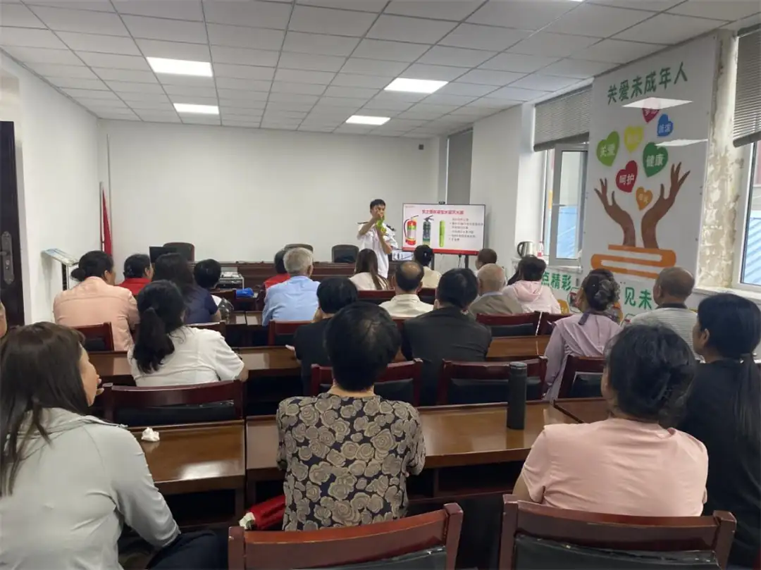 8月5日，榆阳区鼓楼街道红文昌楼社区开展“人人讲安全、个个会应急”消防培训