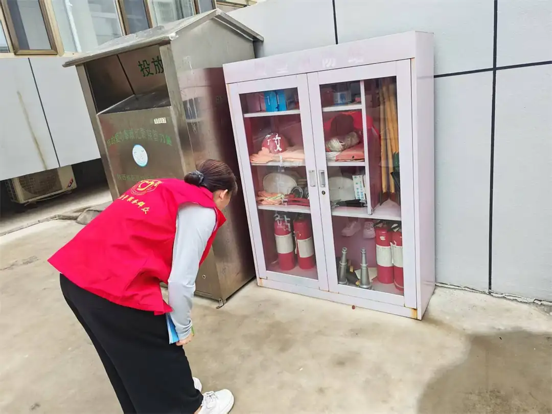 日前，榆阳区崇文路街道迎滨路社区依托“五级五长”机制，对辖区老旧院落、背街小巷等开展环境与安全隐患拉网式排查，建立整改台账，入户劝导居民清理杂物。