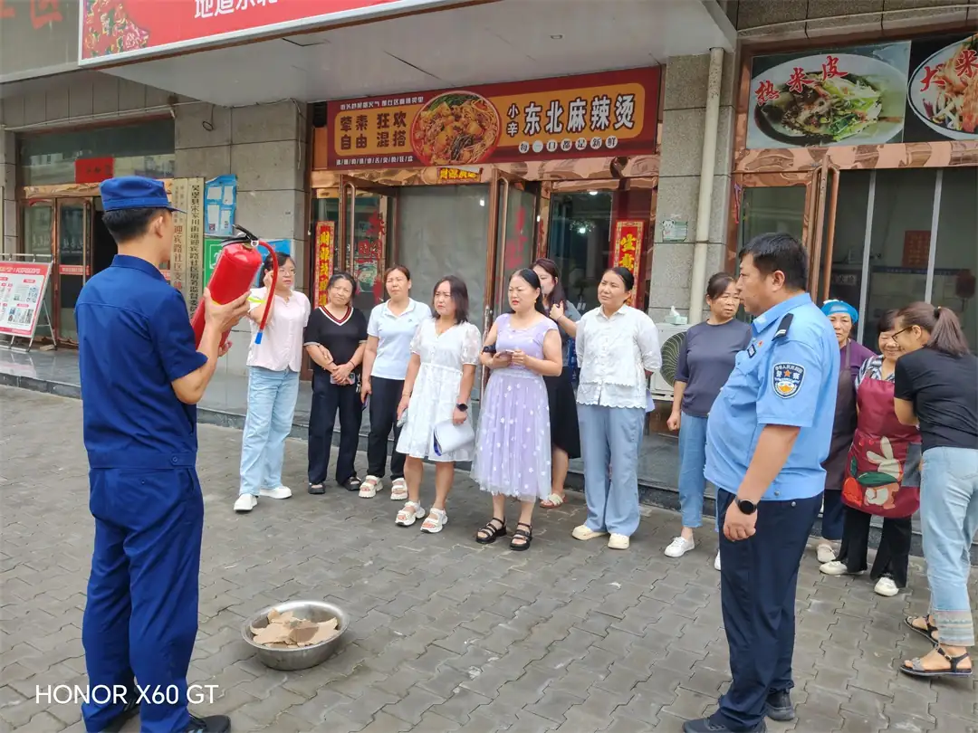 8月6日,吴堡县公安局宋家川派出所联合消防部门,组织辖区“九小场所”负责人及安全员开展消防培训演练。