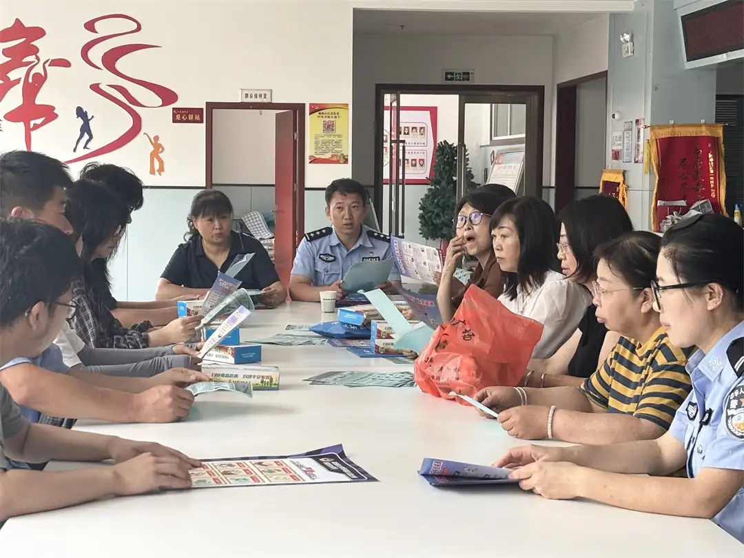 8月6日,吴堡县公安局宋家川派出所联合消防部门,组织辖区“九小场所”负责人及安全员开展消防培训演练。