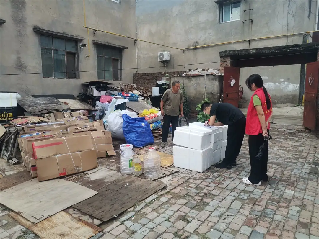 日前，榆阳区崇文路街道迎滨路社区依托“五级五长”机制，对辖区老旧院落、背街小巷等开展环境与安全隐患拉网式排查，建立整改台账，入户劝导居民清理杂物。