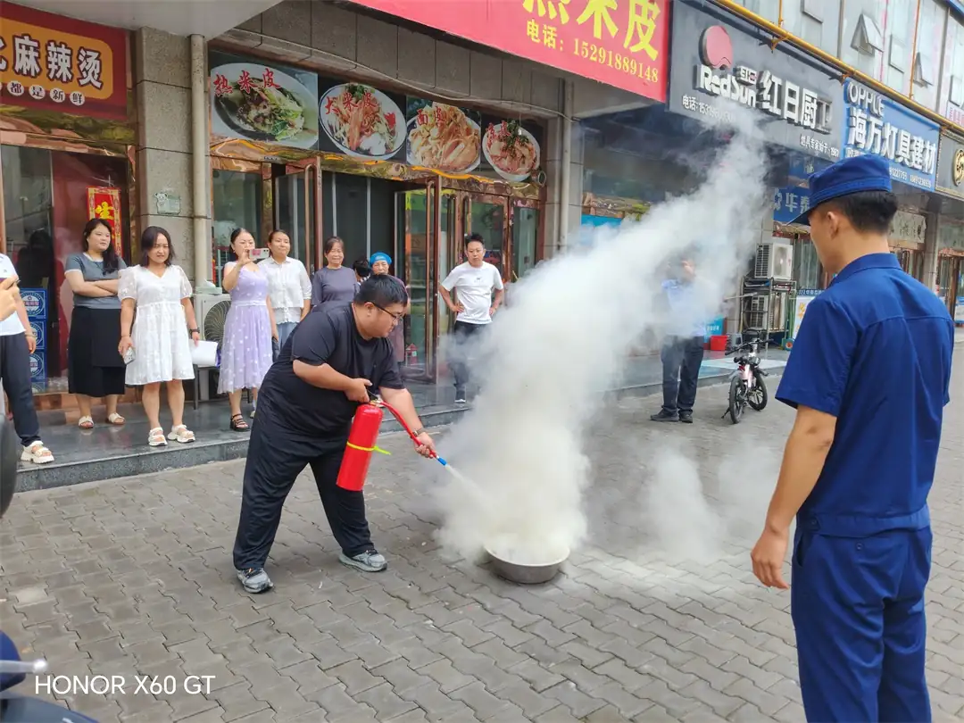 8月6日,吴堡县公安局宋家川派出所联合消防部门,组织辖区“九小场所”负责人及安全员开展消防培训演练。