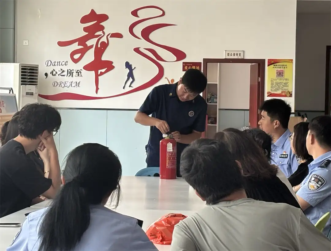 8月6日,吴堡县公安局宋家川派出所联合消防部门,组织辖区“九小场所”负责人及安全员开展消防培训演练。