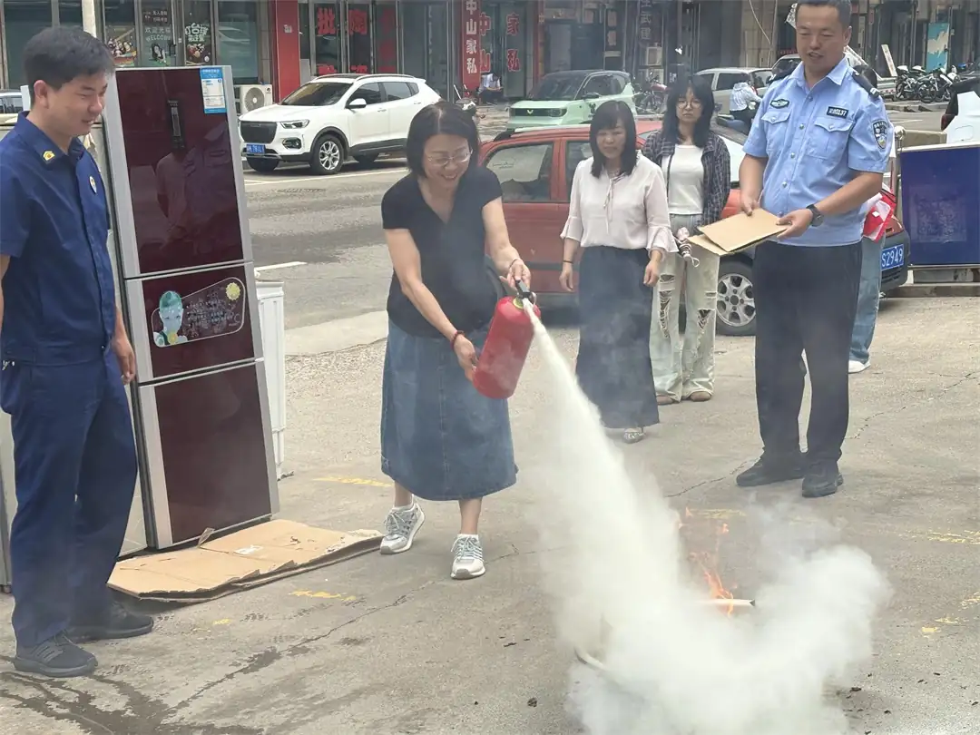8月6日,吴堡县公安局宋家川派出所联合消防部门,组织辖区“九小场所”负责人及安全员开展消防培训演练。