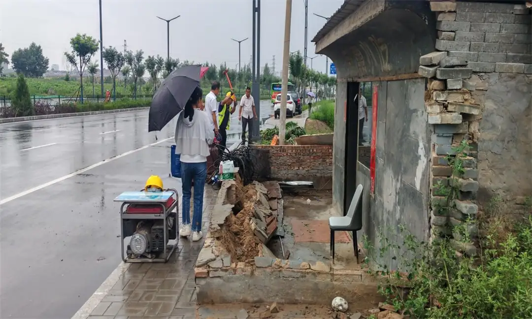 8月6日,榆阳区崇文路街道春苑社区联合综合执法局,依法拆除一处建于上世纪80年代、存在40余年的铁皮危房。