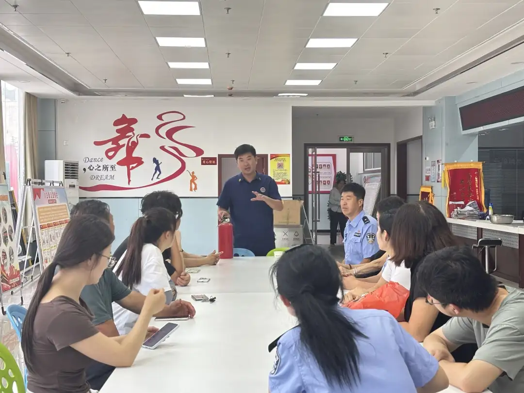 8月6日,吴堡县公安局宋家川派出所联合消防部门,组织辖区“九小场所”负责人及安全员开展消防培训演练。