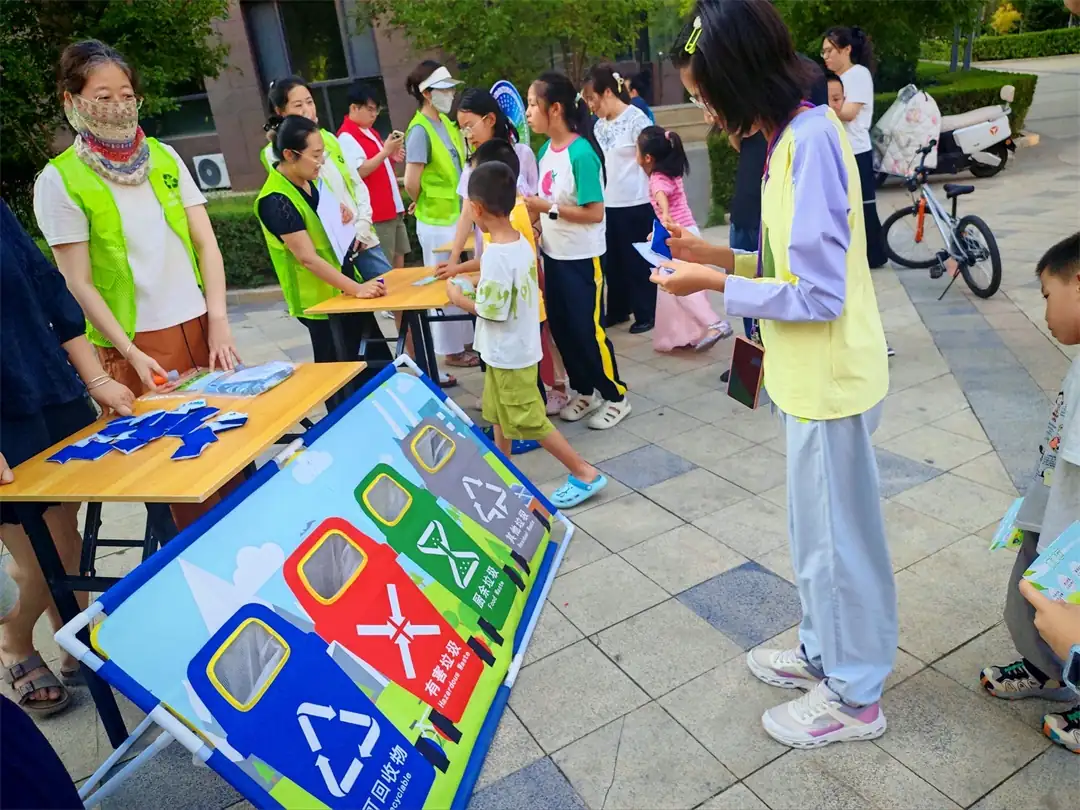 近日,榆阳区明珠路街道建业路社区在中央公园东区开展第四期“绿色守护小达人”活动