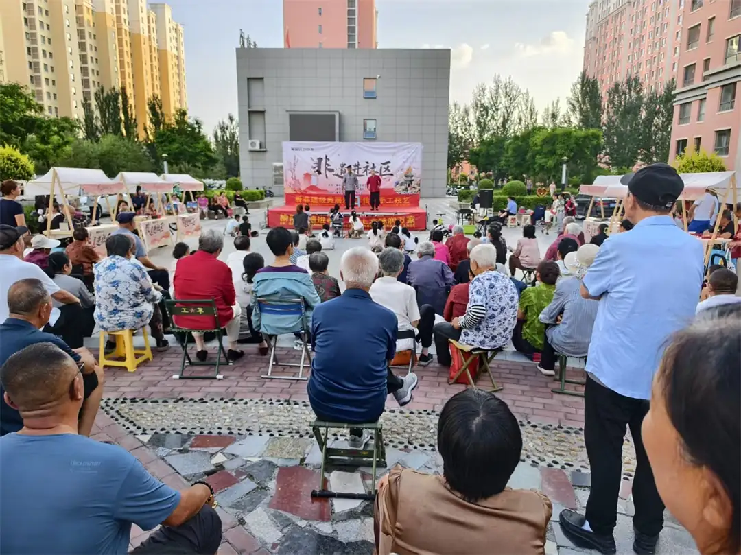 8月9日，榆阳区金沙路街道金榆社区开展“非遗进社区”惠民活动，以二人台、民俗小品等文艺汇演搭配非遗市集，并开设剪纸体验课堂，居民老少同乐巧手创作。