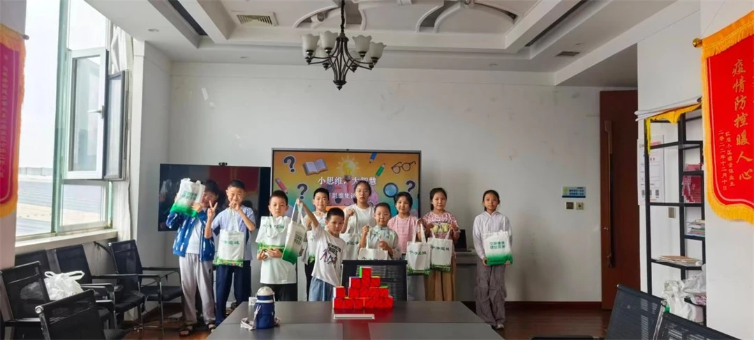 8月5日,榆阳区明珠路街道东环路社区推出为期7天的“小思维·大智慧”公益思维讲堂