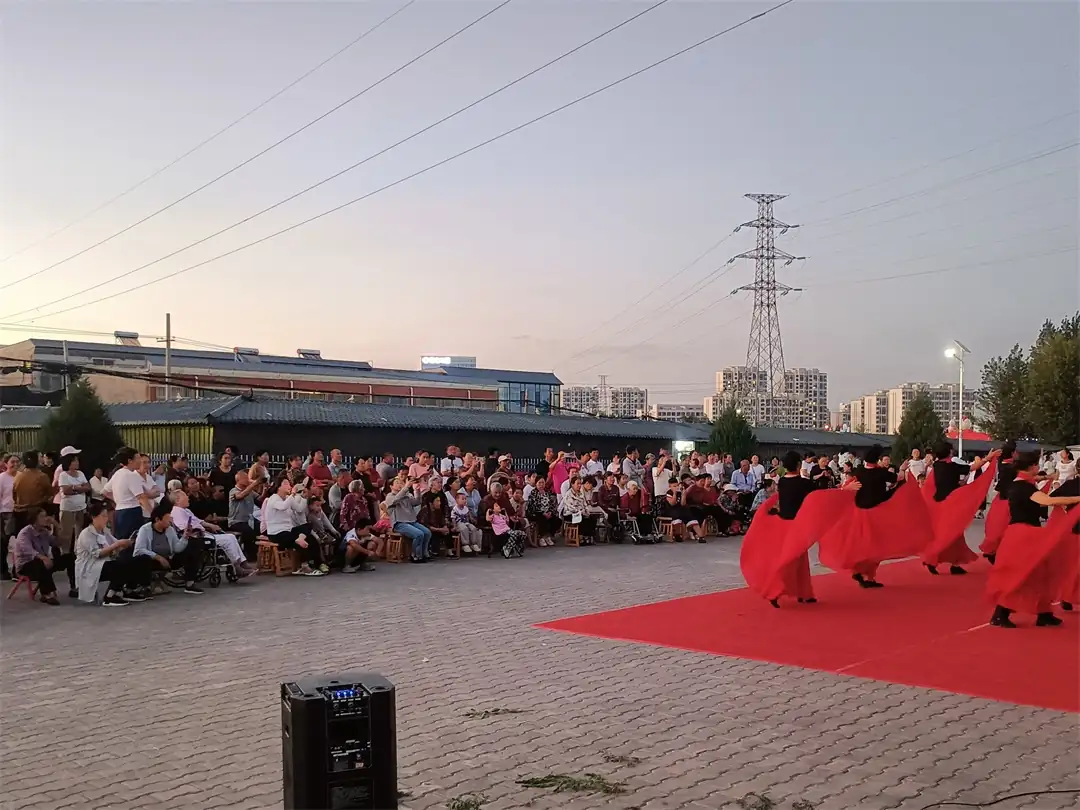 8月13日,民政老龄办联合榆阳区崇文路街道葡萄园社区在零工市场广场举办“桑榆心向党 晚霞绽光彩”银龄志愿文艺汇演