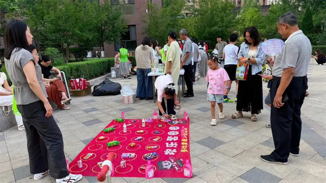 近日,榆阳区明珠路街道建业路社区在中央公园二期广场举办“携手垃圾分类 共建宜居社区”主题活动