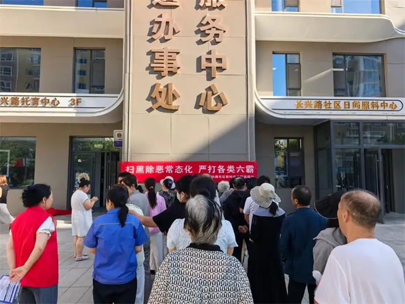 8月13日，榆阳区明珠路街道长兴路社区采取“线上推送+线下普法”模式，开展扫黑除恶、整治“六霸”及拒绝网络暴力专项宣传。