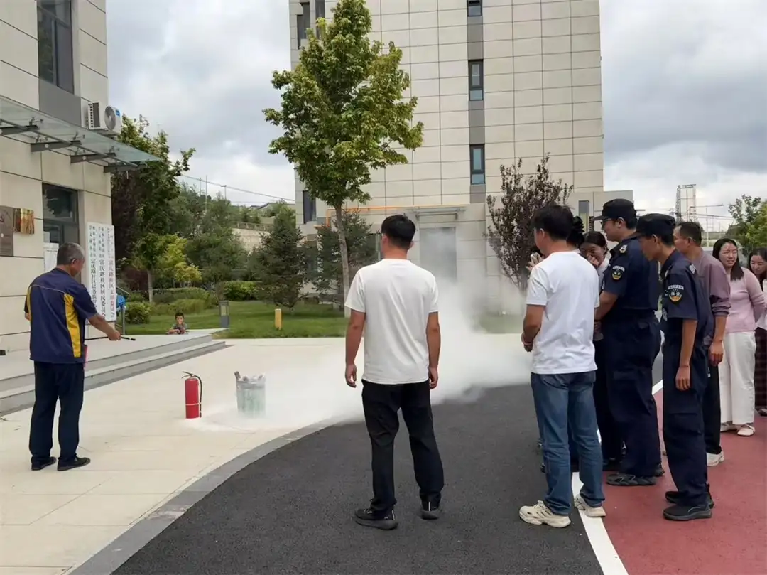 8月10日，榆阳区崇文路街道富庆路社区开展消防安全演练