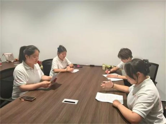 讲解队讨论完善英语讲解稿