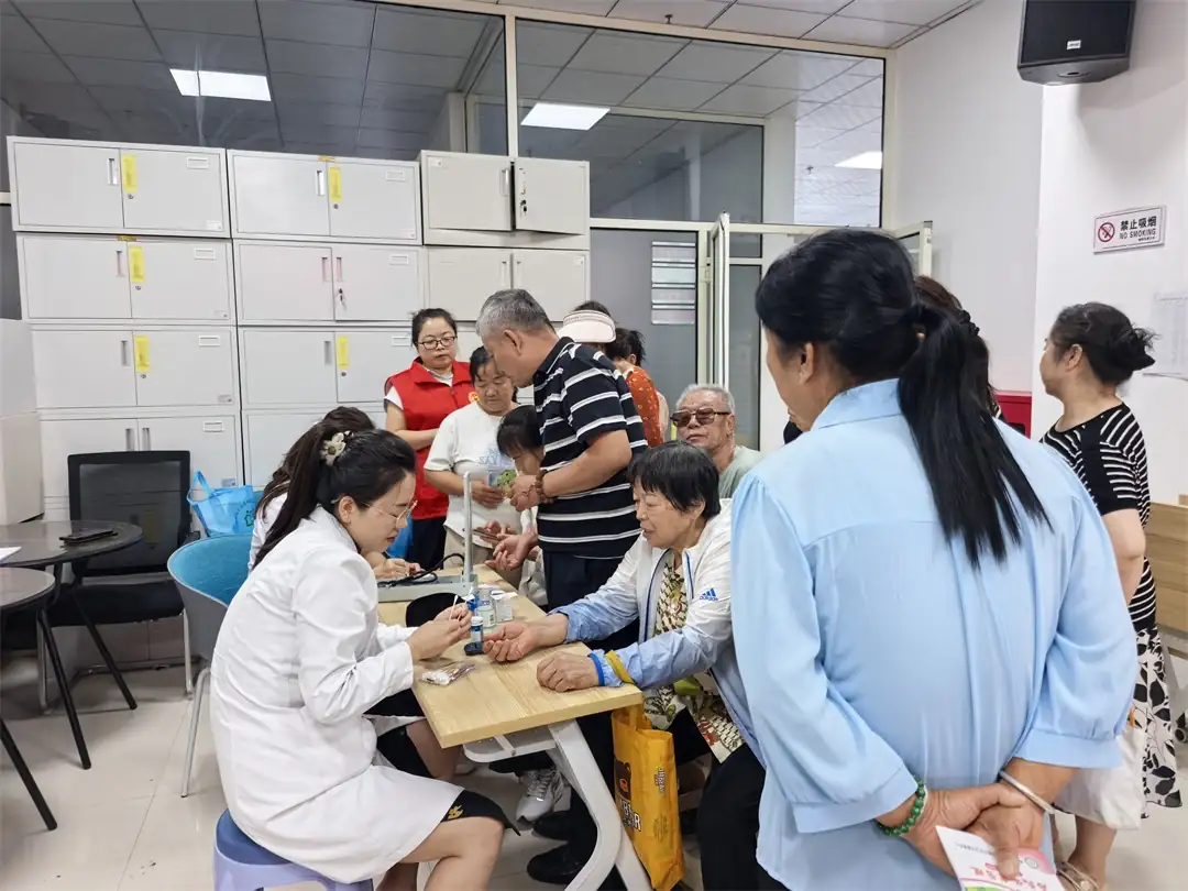 医护人员为现场居民测血糖量血压