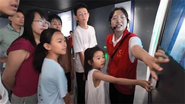 讲解组为游客讲解各场馆