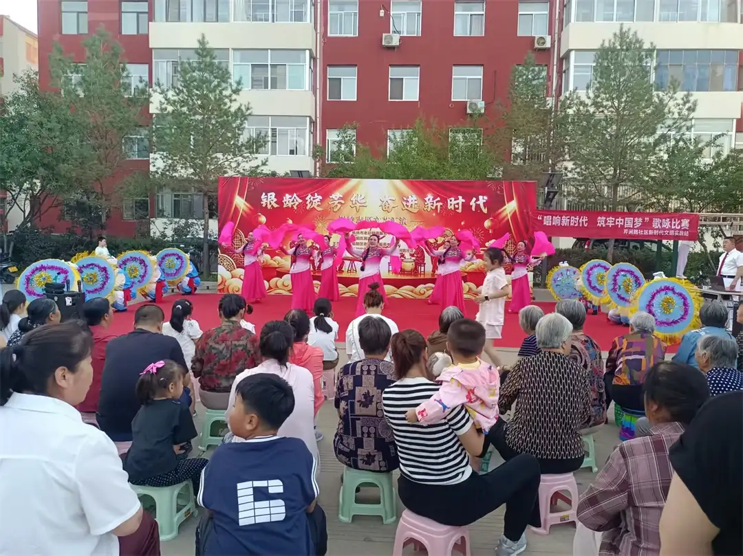近日，榆林市老龄健康服务中心联合榆阳区崇文路街道芹涧路社区举办“银龄绽芳华 奋进新时代”文艺汇演