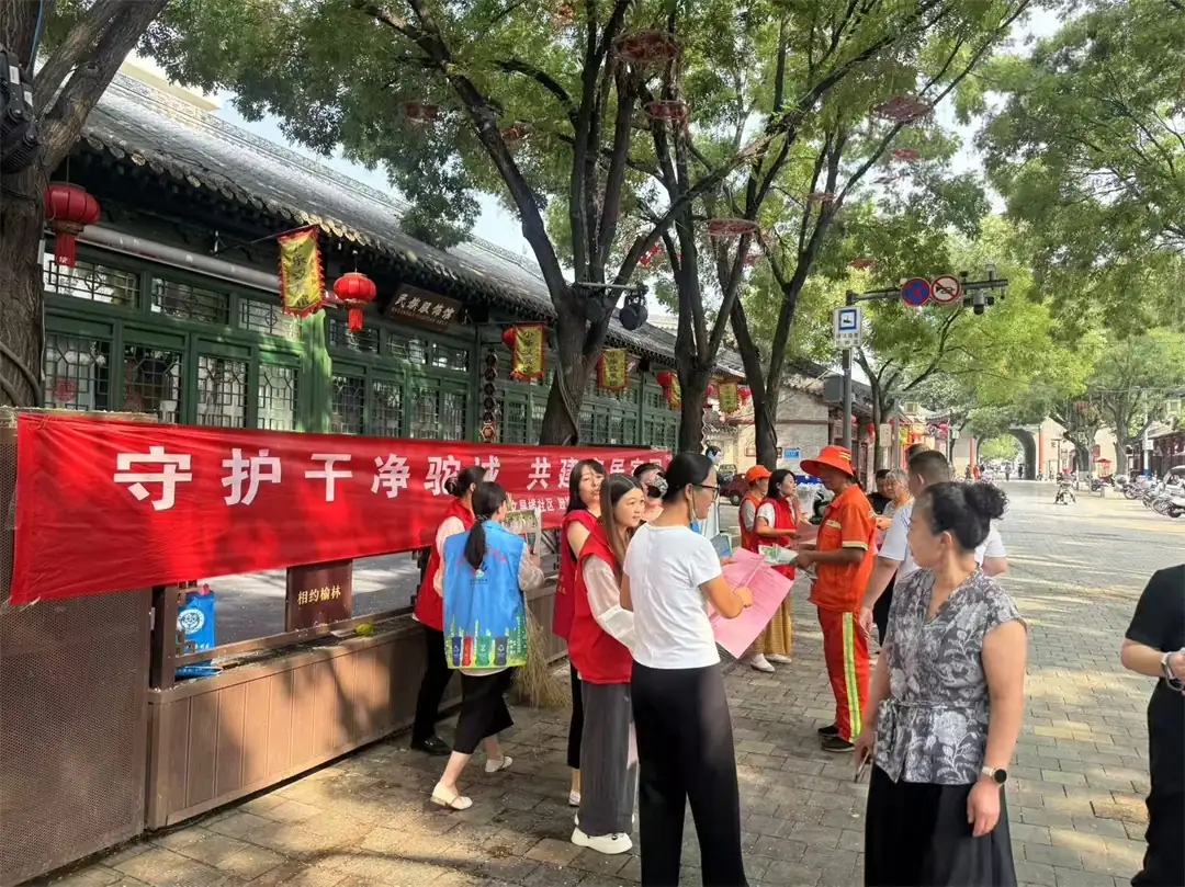 近日，榆阳区鼓楼街道红文昌楼社区开展“守护干净驼城、共建宜居家园”环境卫生宣传