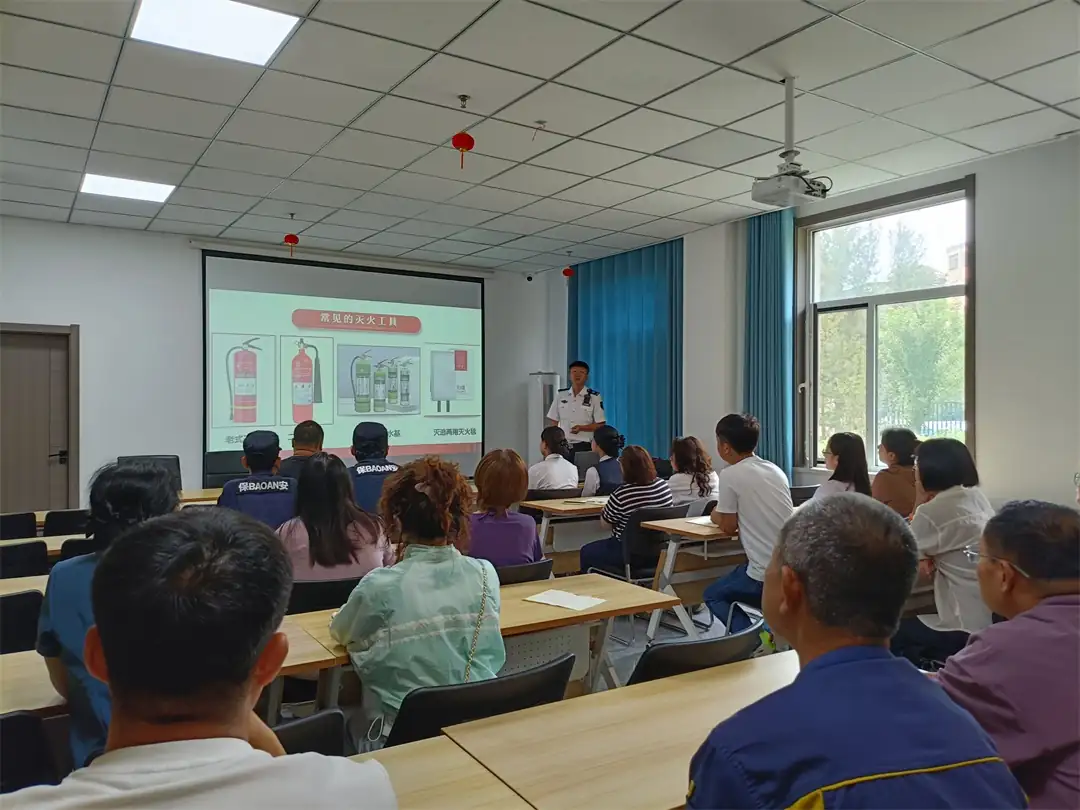 8月10日，榆阳区崇文路街道富庆路社区开展消防安全演练