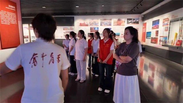 展览馆工作人员带领实践队熟悉场馆