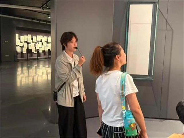 讲解组为游客讲解各场馆