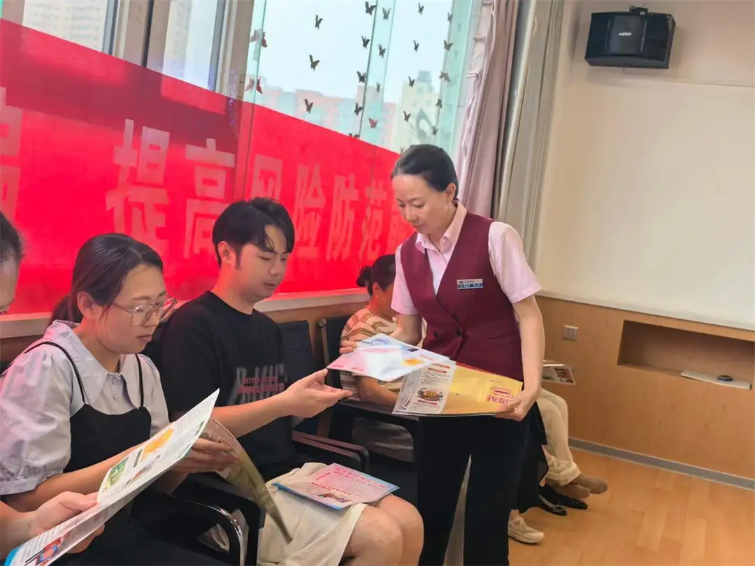 8月11日，榆阳区明珠路街道东环路社区联合日间照料中心、兴业银行开展老年人防电信诈骗讲座