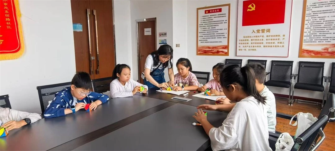 8月5日,榆阳区明珠路街道东环路社区推出为期7天的“小思维·大智慧”公益思维讲堂