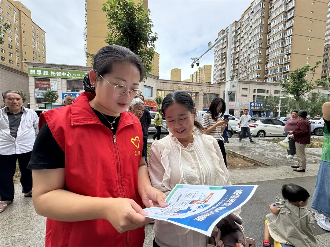近日,榆阳区明珠路街道三辰社区组织党员志愿者开展诚信经营专项宣传