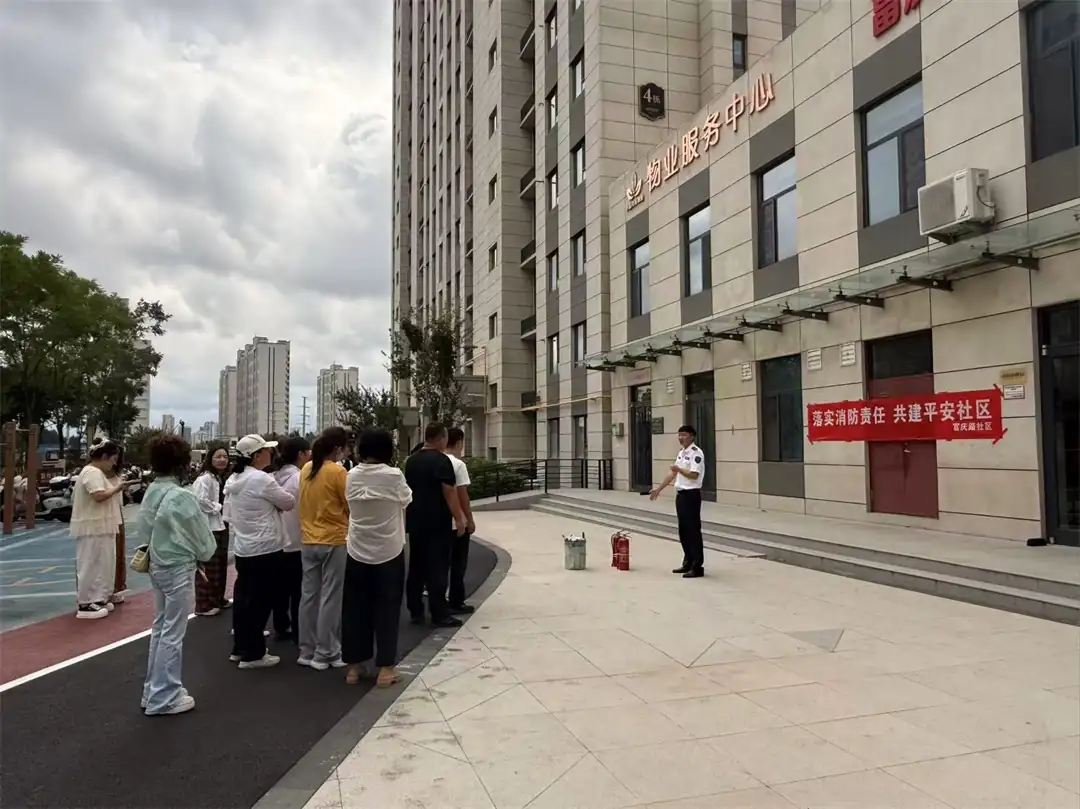 8月10日，榆阳区崇文路街道富庆路社区开展消防安全演练