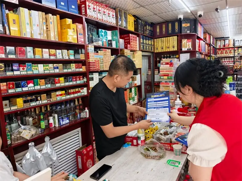 8月13日，榆阳区明珠路街道长兴路社区采取“线上推送+线下普法”模式，开展扫黑除恶、整治“六霸”及拒绝网络暴力专项宣传。