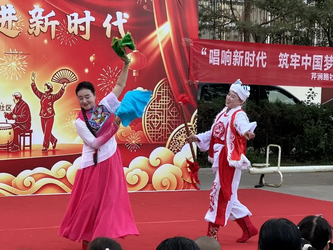8月12日，榆阳区老龄健康服务中心联合崇文路街道芹涧路社区举办“银龄绽芳华 奋进新时代”文艺汇演