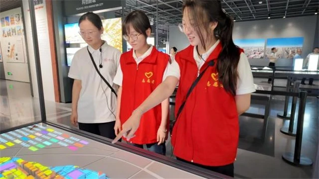 展览馆工作人员带领实践队熟悉场馆