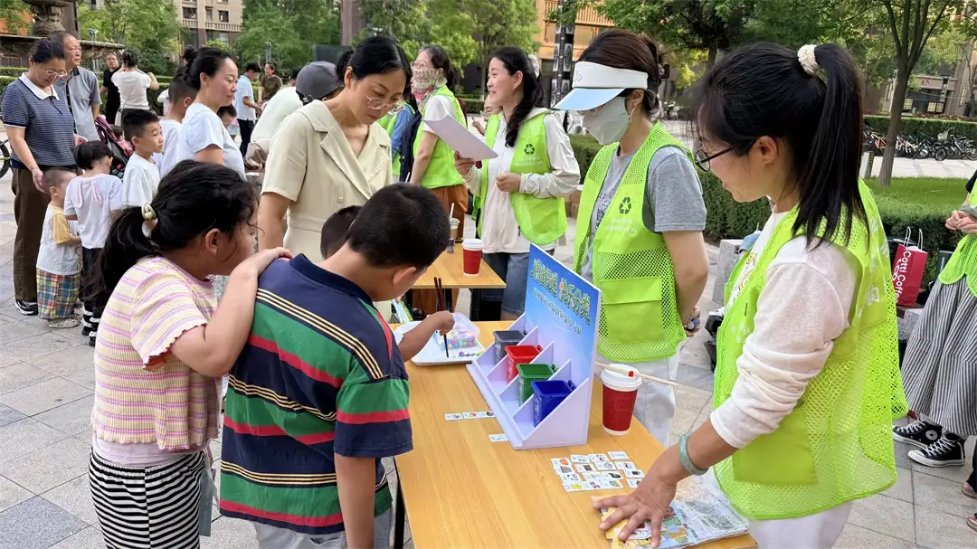 近日,榆阳区明珠路街道建业路社区在中央公园二期广场举办“携手垃圾分类 共建宜居社区”主题活动