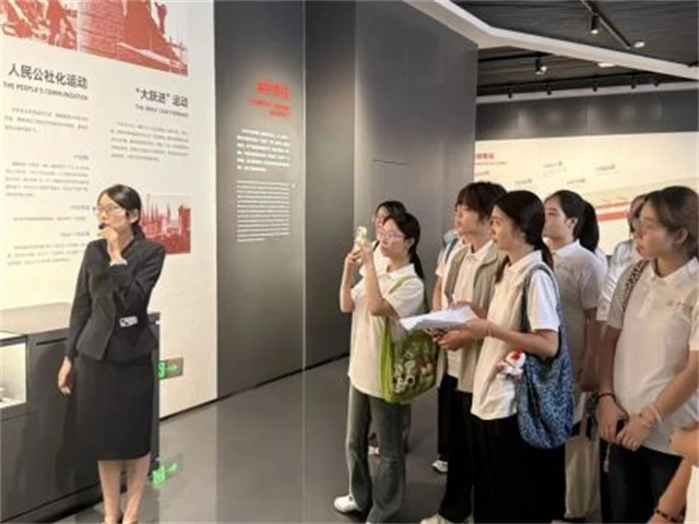展览馆工作人员带领实践队熟悉场馆