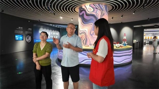 讲解组为游客讲解各场馆